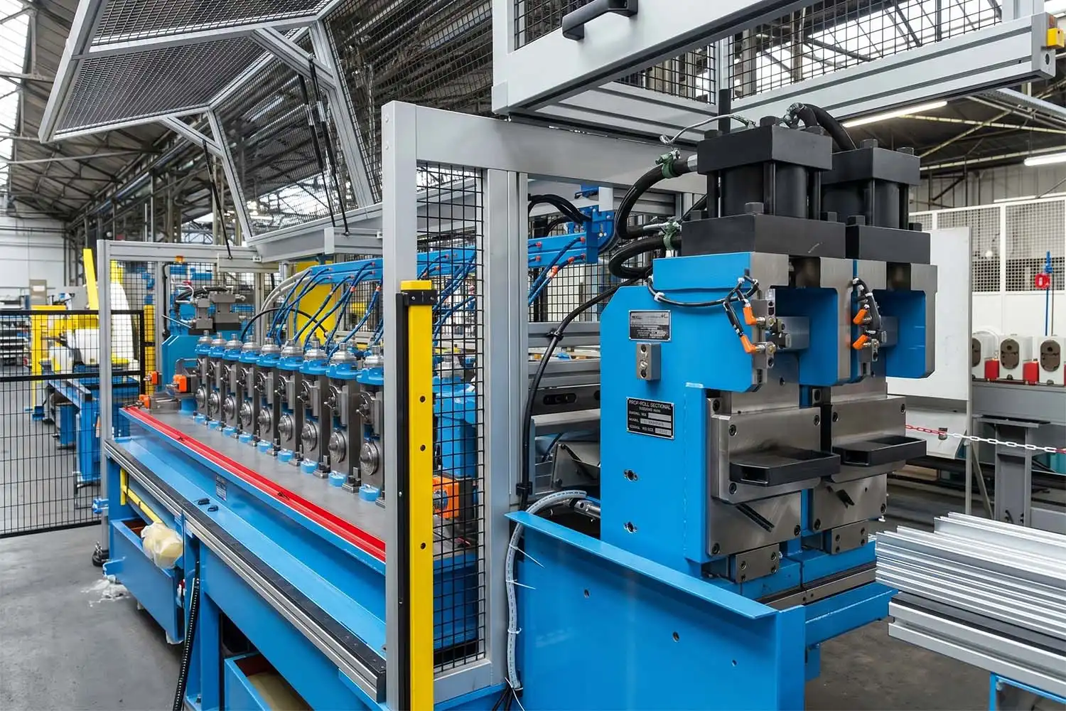 Profile cutting machine