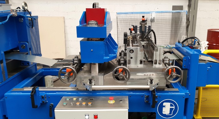Automatic strip joining station