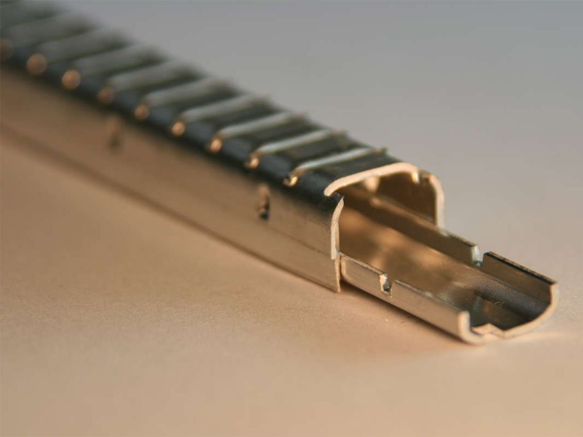 Machine heat exchanger manifolds
