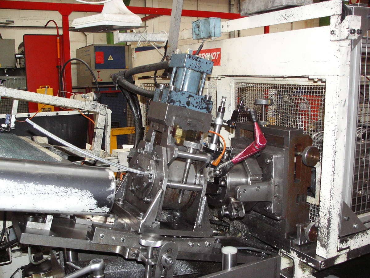 Unité de cintrage et coupe hydraulique en sortie de ligne