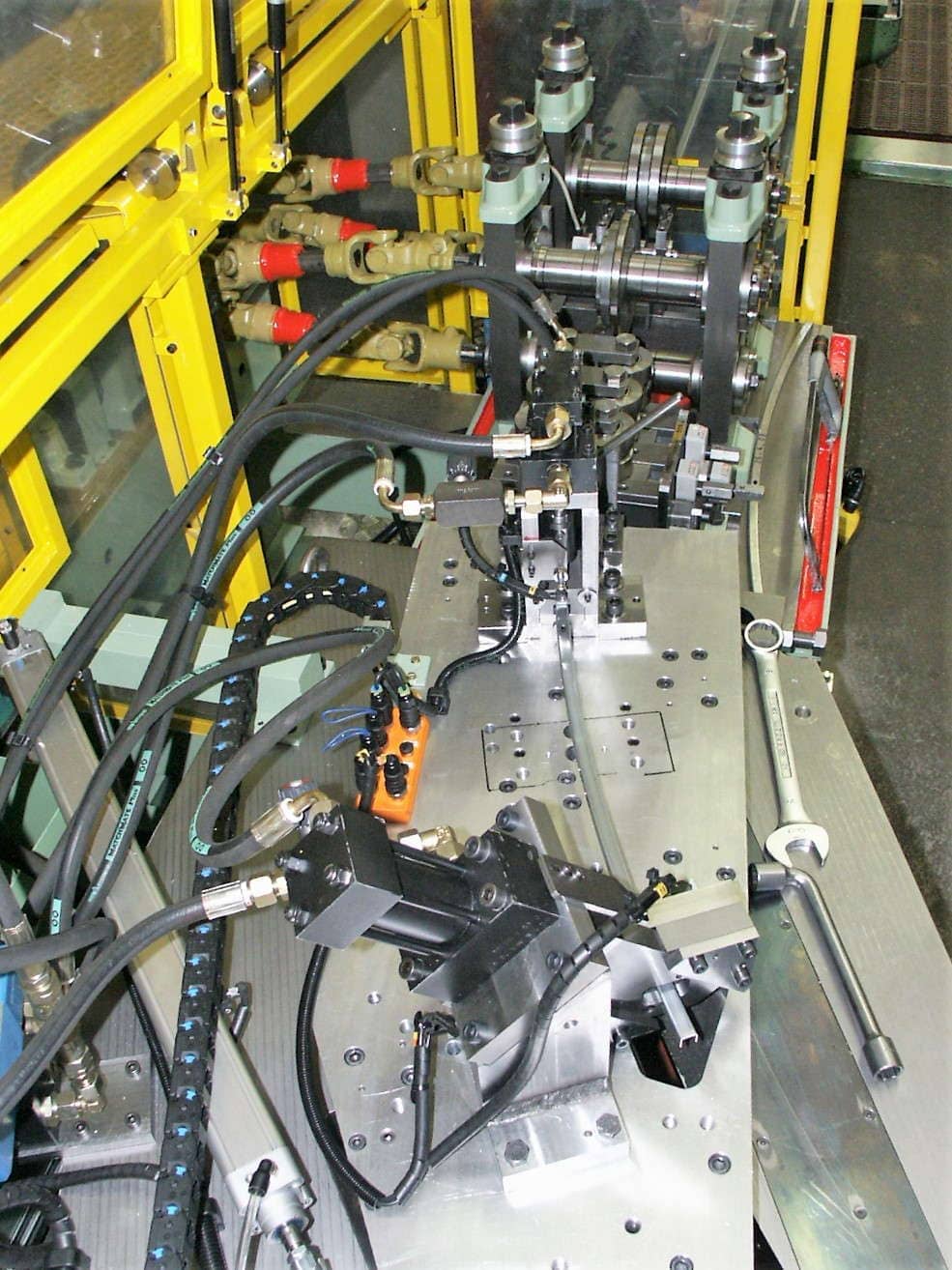 Unité de cintrage et coupe hydraulique en sortie de ligne