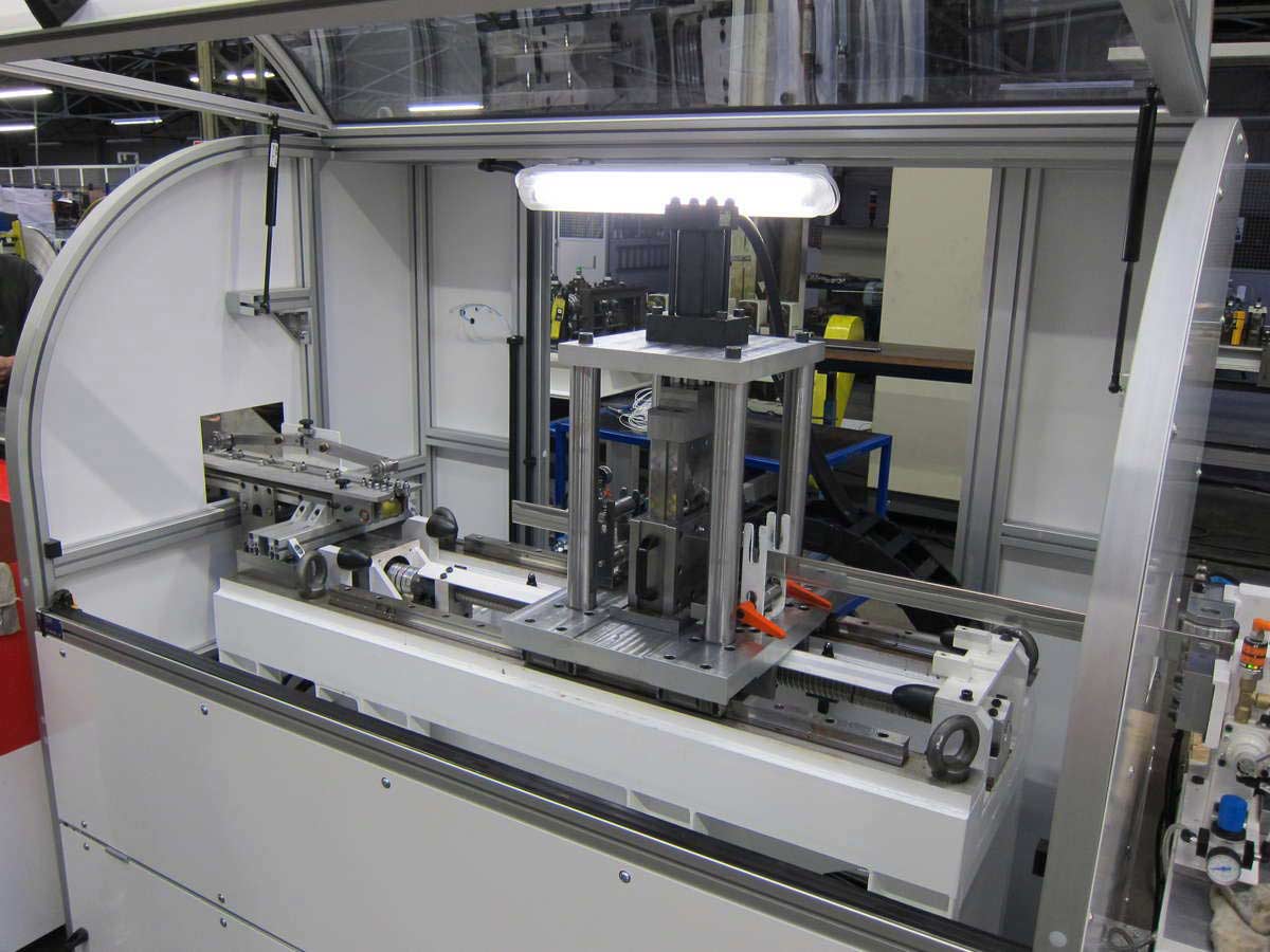 Portique de coupe monté sur vis à billes pour coupe à la volée